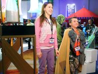 The Middle – Sue (Eden Sher, l.); Brick (Atticus Shaffer, r.)