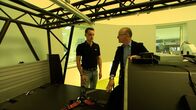 SMS - Schwanke meets Science – Dark Room: Ein abgedunkelter Kasten auf der Zentrifuge erlaubt Experimente in absoluter Dunkelheit und Orientierungslosigkeit.