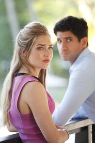 Death in Paradise – Helen (Sophie Colquhoun, l.) und Adam (Raza Jaffrey, r.) haben beide ihre Geheimnisse voreinander. Wäre einer von ihnen deshalb wirklich fähig zu einem Mord?
