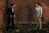 How I Met Your Mother – Ted (Josh Radnor, r.) erinnert sich daran, wie er Victoria dazu gezwungen hat, ihrem damaligen Verlobten Klaus (Thomas Lennon, l.) eine Nachricht zu hinterlassen, bevor sie gemeinsam durchbrennen ...