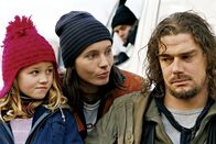 Was tun, wenns brennt? – Längst ist die gemeinsame Zeit nur noch eine verblassende Erinnerung. Da treffen Hotte (Martin Feifel, r.) und Nele (Nadja Uhl, M.) nach 13 Jahren wieder aufeinander ...