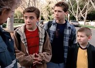 Malcolm mittendrin – (v.li.): Dewey (Erik Per Sullivan), Reese (Justin Berfield) und Malcolm (Frankie Muniz) diskutieren mit einem Müllmann.