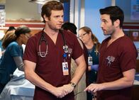 Chicago Med – Chicago Med Blutsbande - Bound Staffel 1, Episode 6 Sie versuchen ihre Differenzen zu überspielen: Nick Gehlfuss als Dr. Will Halstead, Colin Donnell als Dr. Connor Rhodes