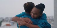Spellbound - Verzaubert in Paris – Cece (Hailey Romain, r.) ist unendlich erleichtert, dass sie sich wieder gut mit ihrer besten Freundin Simone (Margherita Barbieri, l.) versteht.