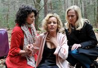 Sturm der Liebe – Als Pauline (Liza Tzschirner, l.) und Coco (Mirjam Heimann, r.) die verunglückte Natascha (Melanie Wiegmann, M.) im Wald finden, erkennt diese, dass sie ihre Stimme verloren hat!