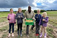 Yared kommt rum – Auf dem Hof Tomte, einem Familienbetrieb, der seit 1978 biologisch wirtschaftet und seit 2020 Teil der solidarischen Landwirtschaft (SoLaWi) ist, hilft Yared bei der Kartoffelernte. Die Kinder der örtlichen Grundschule zeigen, wie man zusammen mit der Natur lernt und erntet – ein echter Einblick in nachhaltige Landwirtschaft mitten im Dorf.