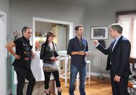 Sturm der Liebe – Martin (David Paryla, r.) bezichtigt Curd (Holger Gotha, l.), Sabrina (Sarah Elena Timpe, 2.v.l.) und Nils (2.v.r.) des Diebstahls.