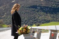 One Lane Bridge – Jackie (Sara Wiseman) trauert um ihren Bruder.