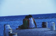 Haven – Kann die Liebe zwischen Shy (Orlando Bloom, r.) und Andrea (Zoe Saldana, l.) Bestand haben, wenn aus dem Paradies die Hölle wird?