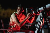 Death in Paradise – Während einer astronomischen Beobachtung bemerkt Sunil Singh (Amit Shah) etwas Beunruhigendes.