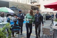 Castle – Kate Beckett (Stana Katic, M.) und Javier Esposito (Jon Huertas, r.) nehmen die Ermittlungen im Fall eines ermordeten Musikers auf ...