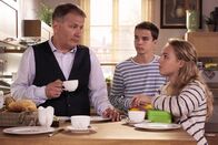 In aller Freundschaft – Roland Heilmann (Thomas Rühmann, li.) versucht, so gut es ihm nach dem Tod seiner Frau möglich ist, den Alltag zu bewältigen. Doch als Lisa (Ella Zirzow, re.) und Jonas (Anthony Petrifke, mi.) ihn fragen, ob er mit zum Friedhof kommt, schiebt er die viele Arbeit in der Klinik vor. Roland ist einfach nicht im Stande, den Gedanken, dass Pia nicht mehr da ist, an sich rankommen zu lassen.