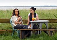 Insel des Lichts – Nora (Christine Neubauer, li.) erzählt ihrer Tochter Jenny (Julia Hartmann) endlich, was damals bei der Trennung von ihrem Mann vorgefallen ist.