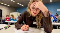 Team-Challenge – Lena grübelt an einer Matheaufgabe.