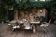 Garten und lecker – Für das Finale geht es nach Much ins Bergische Land. Auf Hof Tüschenbonnen lebt Ute Brehm auf einem denkmalgeschützten Hof mit einer 200-jährigen Geschichte. Ihr Garten ist ihre Lebensqualität – ein Staudenparadies mit unerwarteten Gartenräumen.