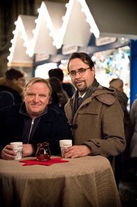 Tatort – Auf dem Weihnachtsmarkt: Kommissar Frank Thiel (Axel Prahl, links) mit Prof. Karl-Friedrich Boerne (Jan Josef Liefers, rechts).