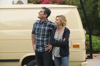 Modern Family – L-R: Phil Dunphy (Ty Burrell) and Claire Dunphy (Julie Bowen)