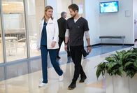 Atlanta Medical – Nicolette Nevin (Emily VanCamp, l.); Dr. Conrad Hawkins (Matt Czuchry, r.)