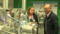 SMS - Schwanke meets Science – Die Geowissenschaftlerin Gesine Mollenhauer präsentiert Karsten Schwanke am Alfred-Wegener-Institut für Polar- und Meeresforschung (AWI) in Bremerhaven ein modernes Beschleuniger-Massenspektrometer, mit dem die Verteilung von Kohlenstoff-Isotopen gemessen werden kann.