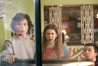 The Middle – Während ihre Eltern einen Ausflug machen, schlagen Axl (Charlie McDermott, l.), Sue (Eden Sher, M.) und Brick (Atticus Shaffer, r.) unbeabsichtigt das Wohnzimmerfenster ein. In ihrer Panik behaupten sie, die Glossner-Kinder seien es gewesen, doch Frankie und Sue glauben ihnen nicht ...