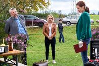 Die Rosenheim-Cops – Am Tatort werden die Kommissare Stadler (Dieter Fischer, l.) und Winter (Vanessa Eckart, M.) von Pathologin Mai (Sina Wilke, r.) über die ersten Untersuchungsergebnisse informiert. Polizistin im Hintergrund: Komparsin.