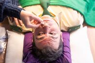Hubert ohne Staller – Riedl (Paul Sedlmeir) hat Chloroform eingeatmet und muss von Dr. Fuchs wieder auf die Beine gestellt werden.