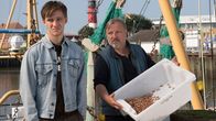 Vadder, Kutter, Sohn – Krabbenfischer Knud Lühr (Axel Prahl) und sein "verlorener" Sohn Lenny (Jonas Nay), der überraschend aus Hamburg zurück kehrt.