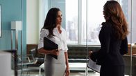 Suits – Der Fall ihres Mandanten entwickelt sich dramatisch ungünstig und Jessica (Gina Torres, r.) kämpft gemeinsam mit Rachel (Meghan Markle) verzweifelt dafür, dessen drohende Todesstrafe abzuwenden.