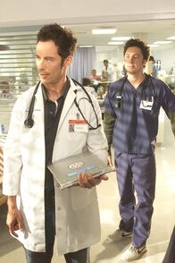 Scrubs - Die Anfänger – (v.li.) Tom Cavanagh (Dan Dorian), Zach Braff (John 'J.D.' Dorian).
