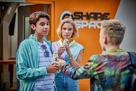 Schloss Einstein – Leon (Dean-Ryan Kuhlig, li.) und Charlotte (Caroline Groß, re.) werden von Sirius Pasulke (Niels Krommes) über den Zukunftswettbewerb interviewt. Doch Leons Gedanken sind ganz woanders.