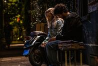 The Club – Bei Charlie (Roos Dickmann, l.) wurden verfrühte Wechseljahre diagnostiziert. Wenn sie Mutter werden will, beutet dies: jetzt mit Anfang Zwanzig oder nie. Mit Ziggy (Achraf Koutet, r.) ist sie erst knapp ein Jahr liiert. Wie sollen sie sich entscheiden?