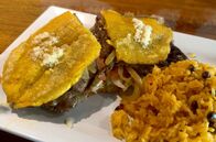 Küchen der Welt – Die puerto-ricanische Gemeinschaft in Chicago hat den Jibarito erfunden: eine Art Sandwich mit Käsesoße und Grillfleisch, bei dem statt Brot frittierte Kochbananen verwendet werden.
