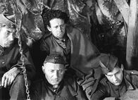 Füsilier Wipf – Zermürbender Grenzdienst:Max Werner Lenz als Hungerbühler, Zarli Carigiet als Schatzli (oben Mitte), Heinrich Gretler als Leu (unten Mitte), Paul Hubschmid als Wipf (Copyright SRF/Atlantic Film S.A.)