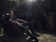 Beauty and the Beast – (1. Staffel) - Tritt als Beschützer der Schwachen auf, wird aber wegen seines Aussehens als Bösewicht wahrgenommen: Dr. Vincent Keller (Jay Ryan) ...