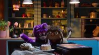 Unser Sandmännchen – Moppi und MiWau teilen sich freundschaftlich einen Kuchen.