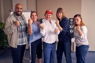 Ruby – Verkaufscoach Stefan Hermelsbacher (Christian Hockenbrink, M.) motiviert die Teilnehmer seines Coachings: Viktor (Abdelkarim, l.), Ute (Katy Karrenbauer, 2.v.l.), Ruby (Anna Böger, 2.v.r.) und Britta (Lisa Hrdina, r.).