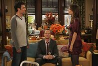How I Met Your Mother – Lily und Marshall feiern zum ersten Mal in der eigenen Wohnung Thanksgiving und laden dazu ihre Freunde Ted (Josh Radnor, l.), Barney (Neil Patrick Harris, M.) und Robin (Cobie Smulders, r.) ein ...