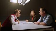 Watzmann ermittelt – Julian Kunz (Marcel Demeler l.) versichert dem Kommissar Benedikt Beisl (Andreas Giebel, r.) inmitten des Verhörs, dass er seine Mitschülerin nicht umgebracht hat. Polizistin Sophia Strasser (Katharina Goebel, M.), hört gespannt zu.