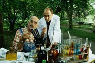 Löwenzahn Classics – Im Botanischen Garten trifft Peter (Peter Lustig) Professor Arbor (Rüdiger Wandel). Der ist gerade damit beschäftigt einige Bäume genauer zu untersuchen. Was er wohl alles herausfindet?