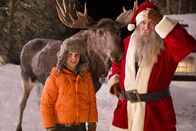 Mitten in der Winternacht – Max (Dennis Reinsma), Moos (Brian Herring) und der Weihnachtsmann (Derek de Lint) freuen sich sehr darüber, dass Weihnachten in diesem Jahr doch noch stattfinden kann.