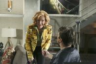 Castle – Martha (Susan Sullivan, l.) kümmert sich um ihren Sohn (Nathan Fillion, r.), der nach einem Skiunfall an die Wohnung gefesselt ist ...