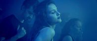 Schwimmen – Anthea (Lisa Vicari) tanzt hingegeben.