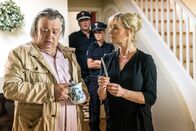 Notruf Hafenkante – Die Sozialarbeiterin Karin Berger (Anne Kasprik, r.) hat sich als Lockvogel zur Verfügung gestellt, um zu beweisen, dass Trödler Gerd Gösche (Bernd Stegemann, l.) seine Kundinnen während seiner Besuche einschüchtert. Franzi (Rhea Harder-Vennewald, 2.v.r.) und Hans (Bruno F. Apitz, 2.v.l.) verfolgen die Szene ohne das Wissen von Gösche.