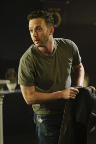 Scorpion – Happys Schwangerschaft und die Ehe von Happy und Walter stellt bei Toby (Eddie Kaye Thomas) alles auf den Kopf ...