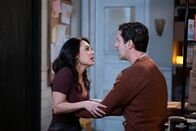 How I Met Your Father – Valentina (Francia Raisa, l.); Drew (Josh Peck, r.)