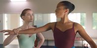Spellbound – Verzaubert in Paris – Cece (Hailey Romain, r.) hat nicht erwartet, dass Mia (Abigail O'Regan, l.) ihre Nachhilfe-Lehrerin für Spitzentanz ist. Sie ist besonders streng mit Cece und verordnet ihr ein hartes Training.