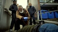 Kommissar van der Valk – Ist er gefallen oder wurde er gestoßen? Hendrik Davie (Darrell D'Silva, Mitte), Kommissar Piet van der Valk (Marc Warren, re.) und Eddie Suleman (Azan Ahmed, li.) rätseln am Todesort von Tycho Bos (Kiefer Zwart, unten).