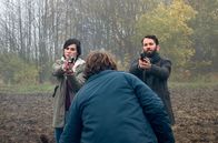 Tatort (MDR) – Die Kommissare Lessing (Christian Ulmen) und Kira Dorn (Nora Tschirner) halten den Kartoffelbauern Thomas Halupczok (Jörn Hentschel) in Schach.
