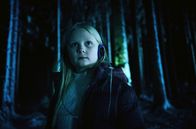 Tatort – Eliza (Hanna Heckt) will nach Hause und hat Sorge, dass jemand sie aufhält. Nur begleitet von ihrem Hörbuch läuft sie durch den nächtlichen Wald.