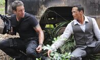 Hawaii Five-0 – Endlich kann Steve (Alex O'Loughlin, l.) seinen Erzfeind Wo Fat (Mark Dacascos, r.) bei einem Überraschungsangriff dingfest machen. Doch dann muss er feststellen, dass die japanische Yakuza ihnen dicht auf den Fersen ist und beide tot sehen will ...